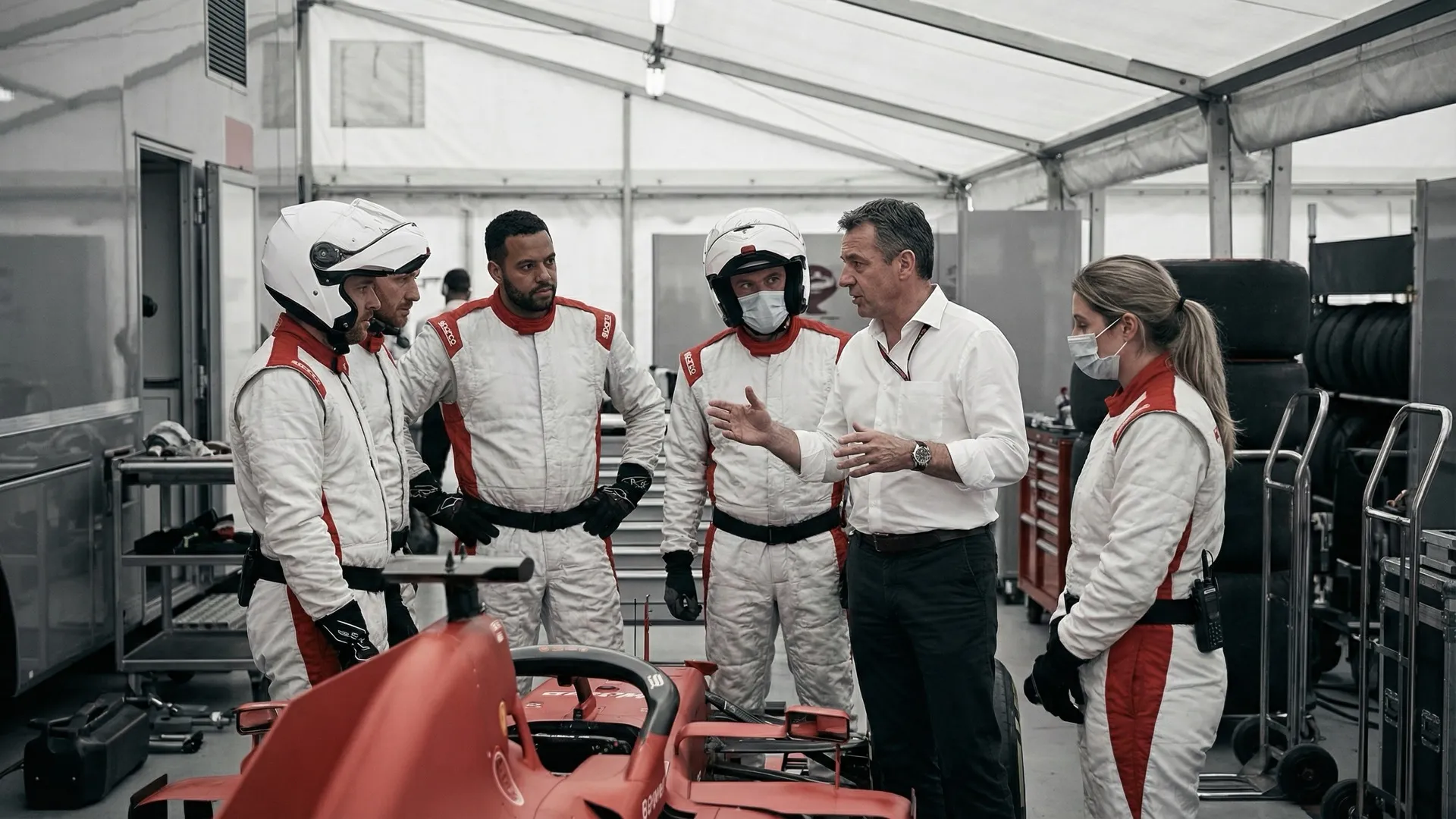 Diverses Boxencrew-Team mit Teamchef