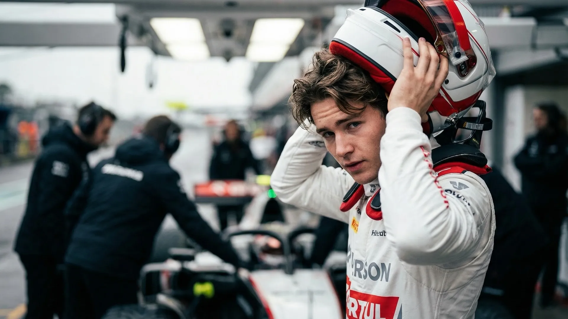 Mann nimmt Helm ab, Übergangsszene von Militär zu Tech